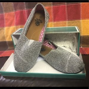 Women’s Caymans silk silver frost Dawgs flats
